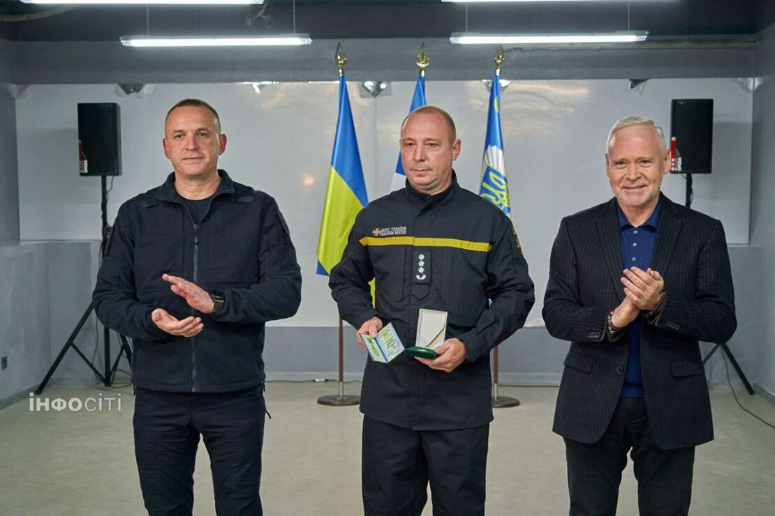 Ігор Терехов відзначив героїв, які врятували дітей після ворожого обстрілу (фото)