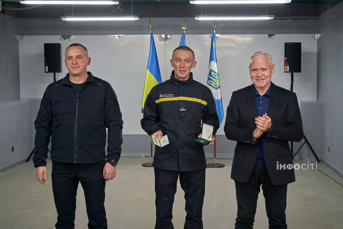 Ігор Терехов відзначив героїв, які врятували дітей після ворожого обстрілу (фото)