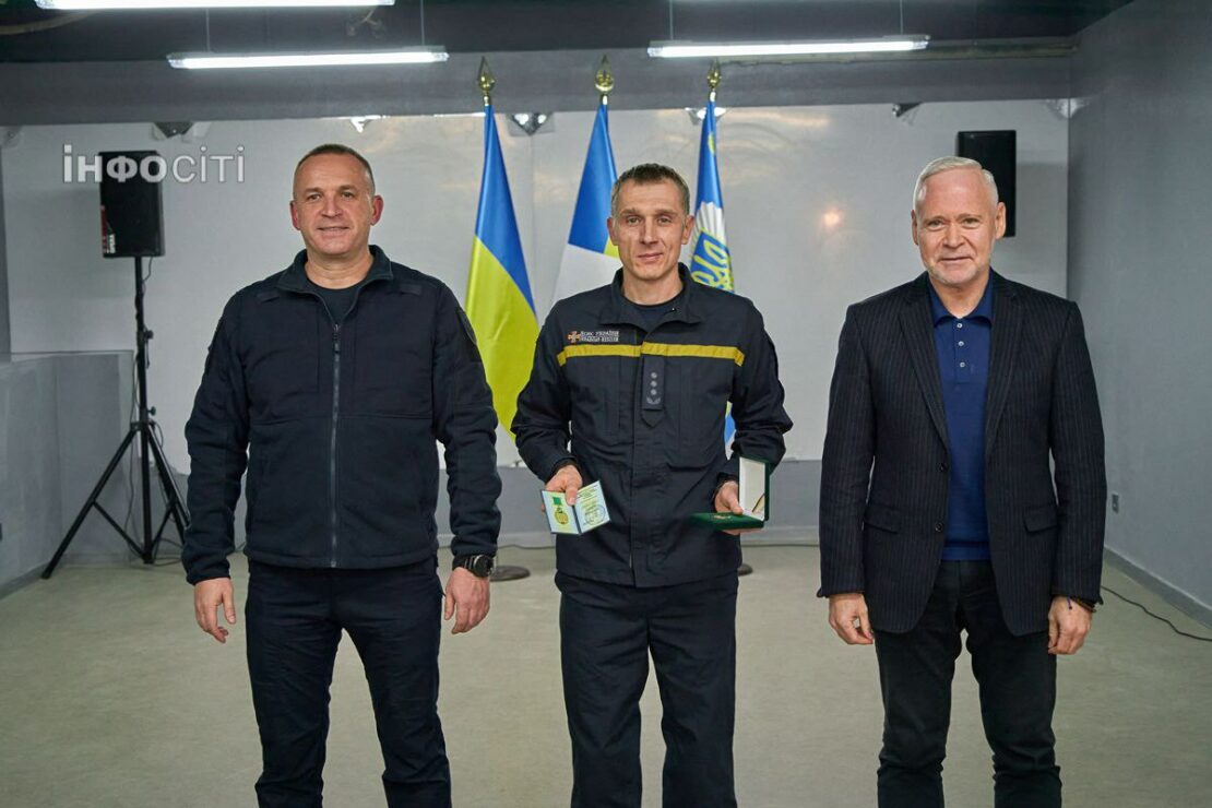 Ігор Терехов відзначив героїв, які врятували дітей після ворожого обстрілу (фото)
