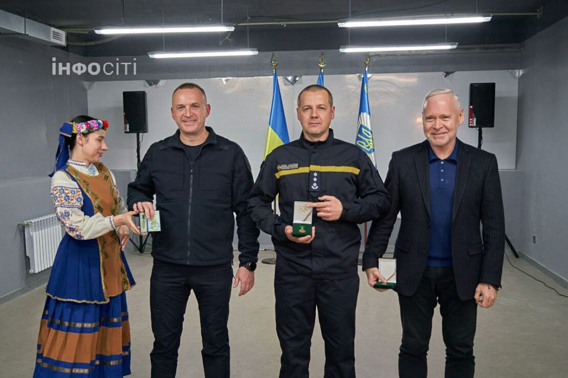 Ігор Терехов відзначив героїв, які врятували дітей після ворожого обстрілу (фото)