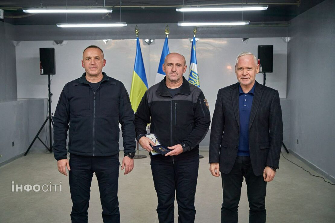 Ігор Терехов відзначив героїв, які врятували дітей після ворожого обстрілу (фото)