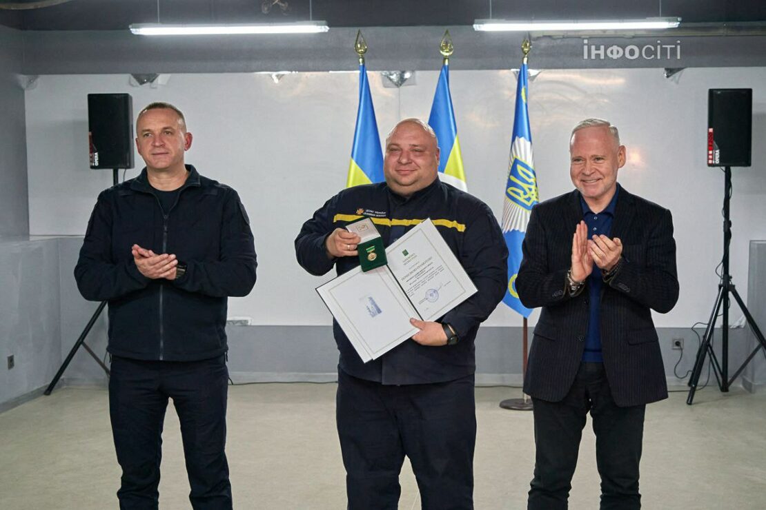 Ігор Терехов відзначив героїв, які врятували дітей після ворожого обстрілу (фото)