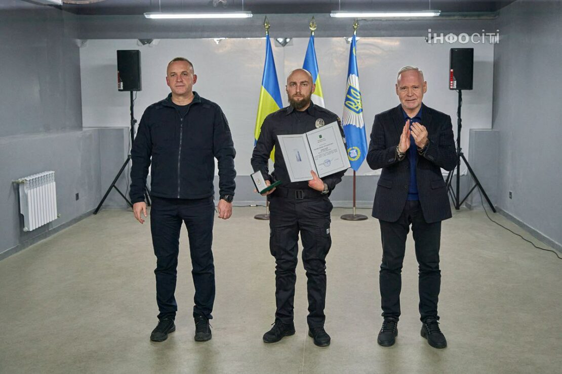 Ігор Терехов відзначив героїв, які врятували дітей після ворожого обстрілу (фото)
