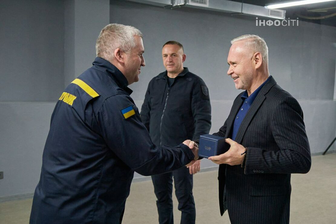 Ігор Терехов відзначив героїв, які врятували дітей після ворожого обстрілу (фото)