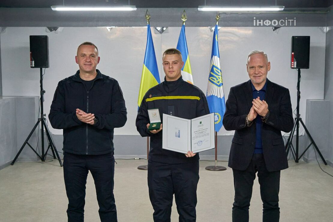 Ігор Терехов відзначив героїв, які врятували дітей після ворожого обстрілу (фото)