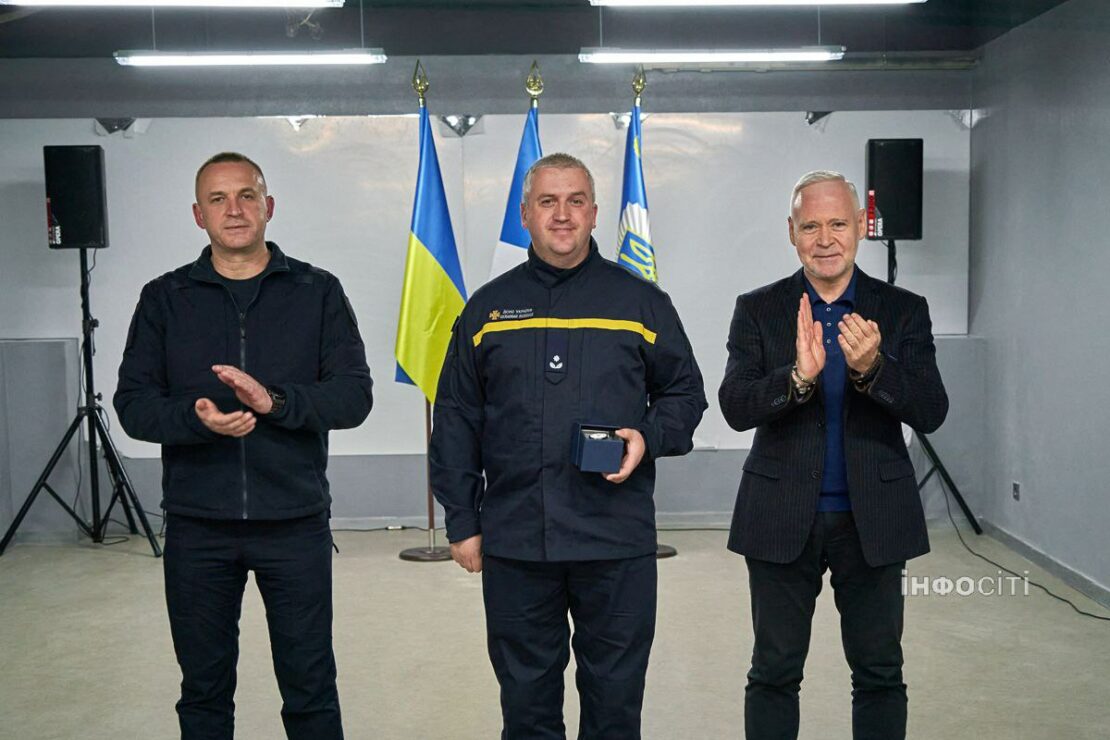 Ігор Терехов відзначив героїв, які врятували дітей після ворожого обстрілу (фото)