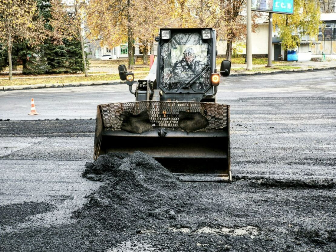 У Харкові проводяться дорожні роботи (фото)
