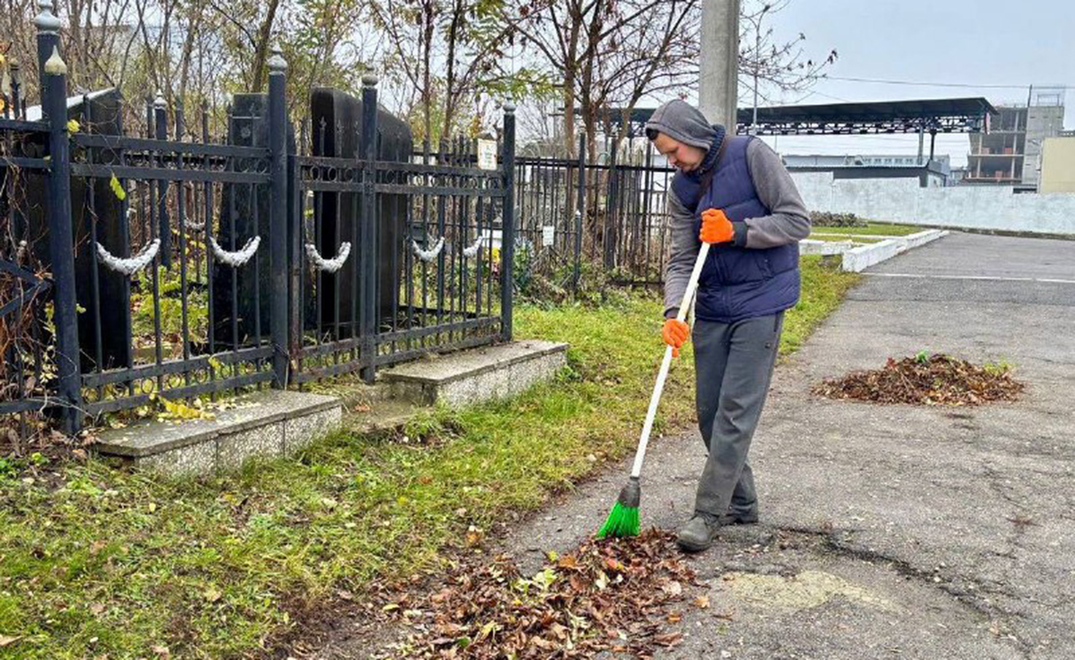 Комунальники наводять лад на кладовищах Харкова