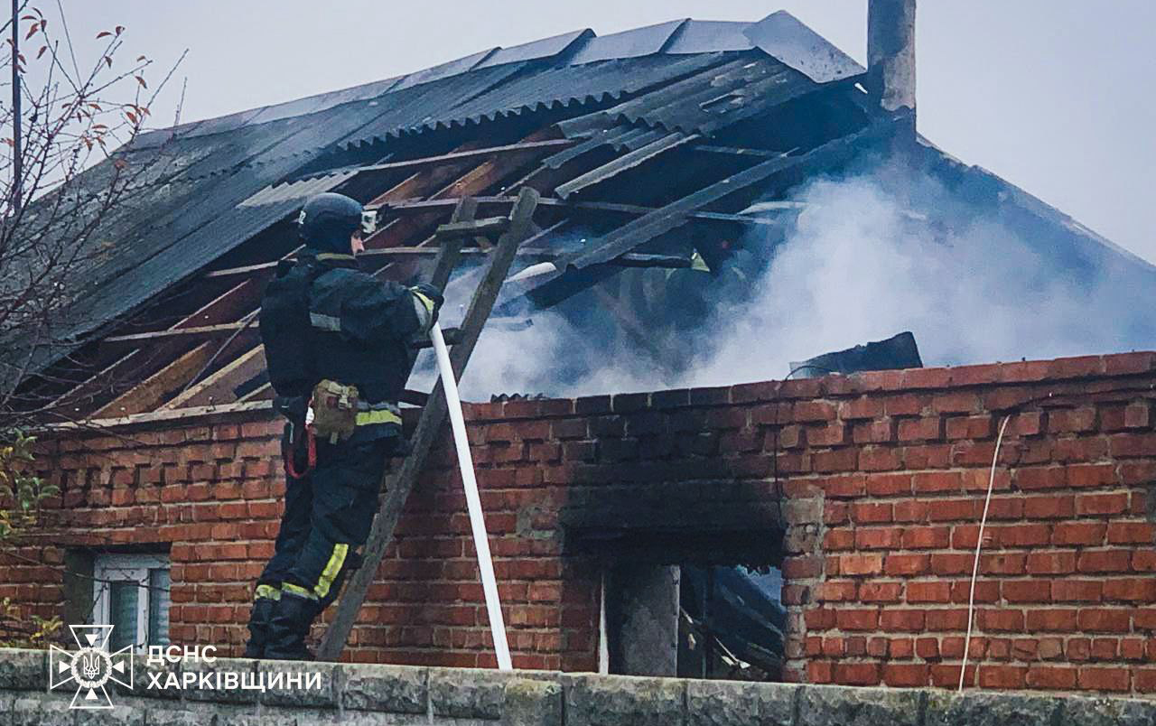 Через ворожу атаку на Харківщині загорілися будинки