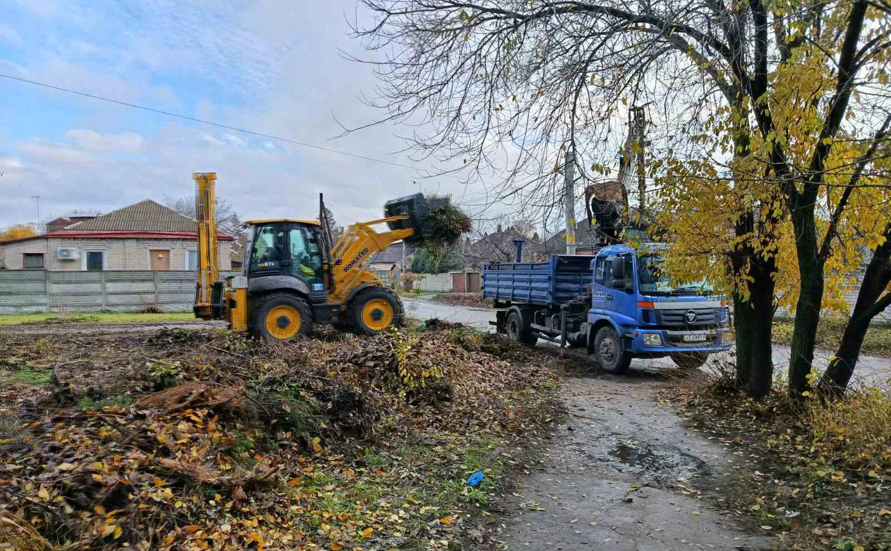 З початку місяця з Харкова вивезли понад 100 кубометрів листя