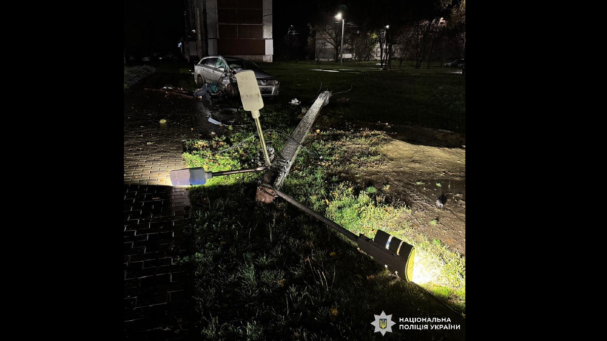 У Харкові авто залетіло на дитячий майданчик, є постраждалі