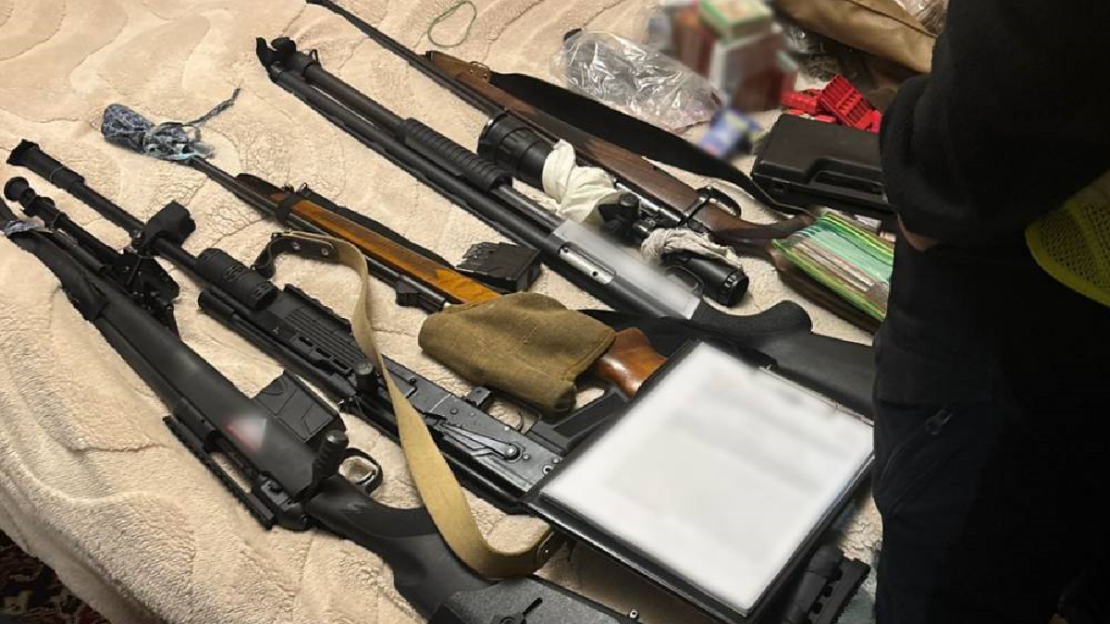 У Харкові чоловік зберігав вдома арсенал вогнепальної зброї