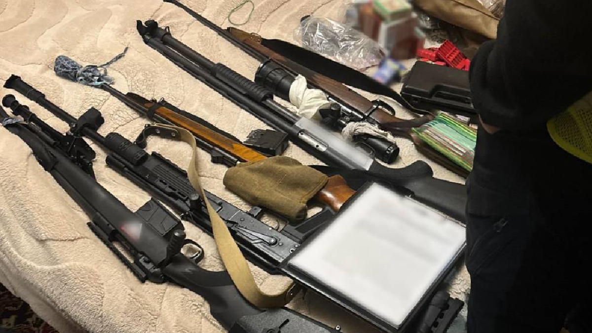 У Харкові чоловік зберігав вдома арсенал вогнепальної зброї