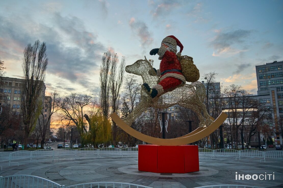 На майдані свободи встановили Санту (фоторепортаж)