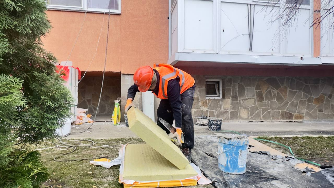 У Салтівському районі відновлюють пошкоджену ворожими обстрілами висотку (фото)