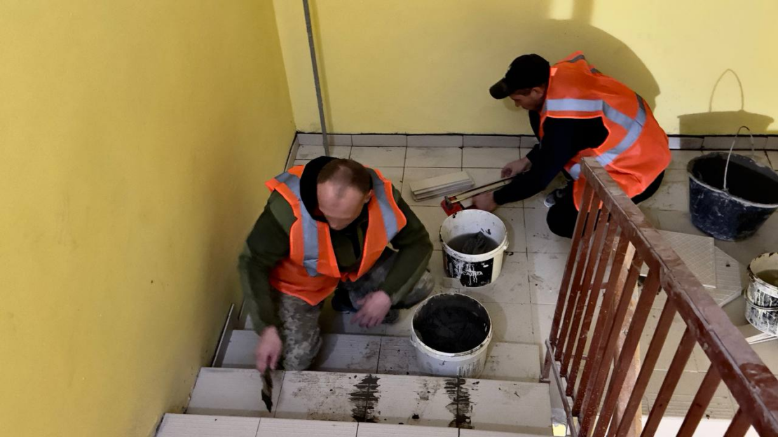 У Салтівському районі відновлюють пошкоджену ворожими обстрілами висотку (фото)