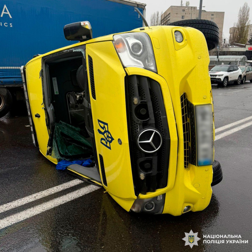 На проспекті Людвіга Свободи машина швидкої перекинулася внаслідок ДТП