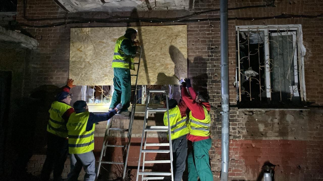 У Харкові ліквідують наслідки нічної атаки (фото)