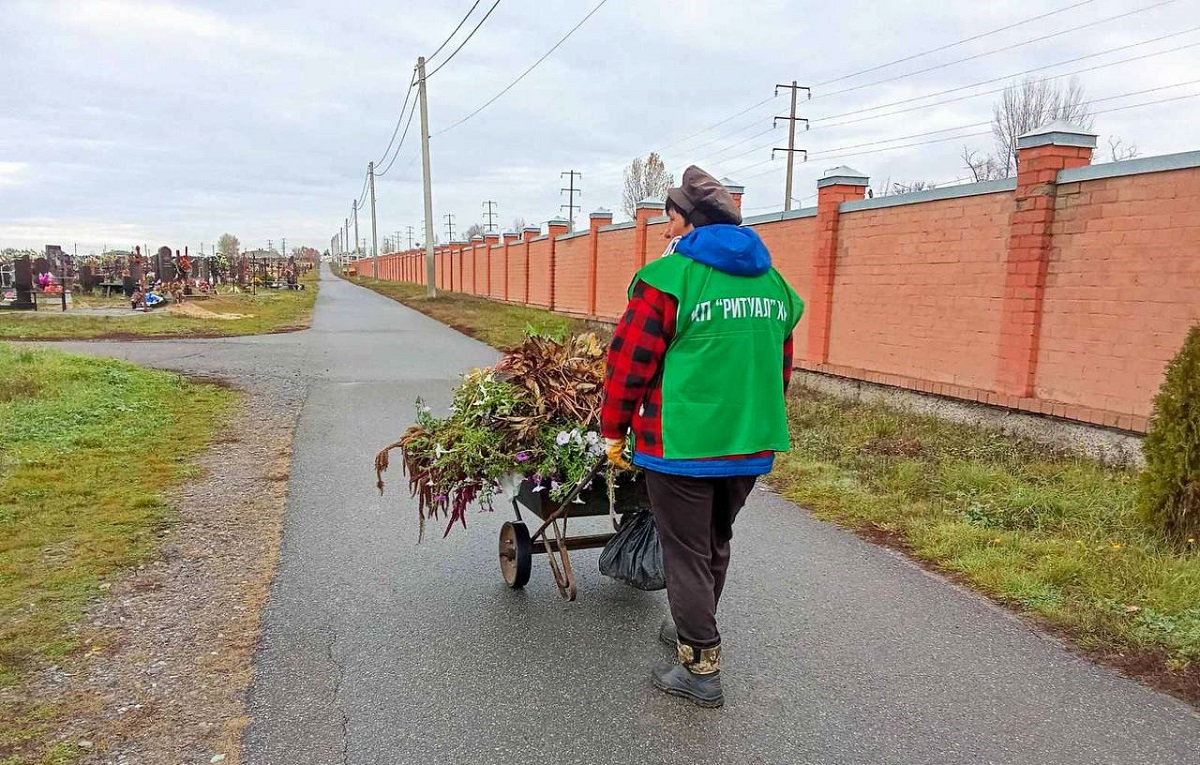 У Харкові комунальники наводять лад на кладовищах