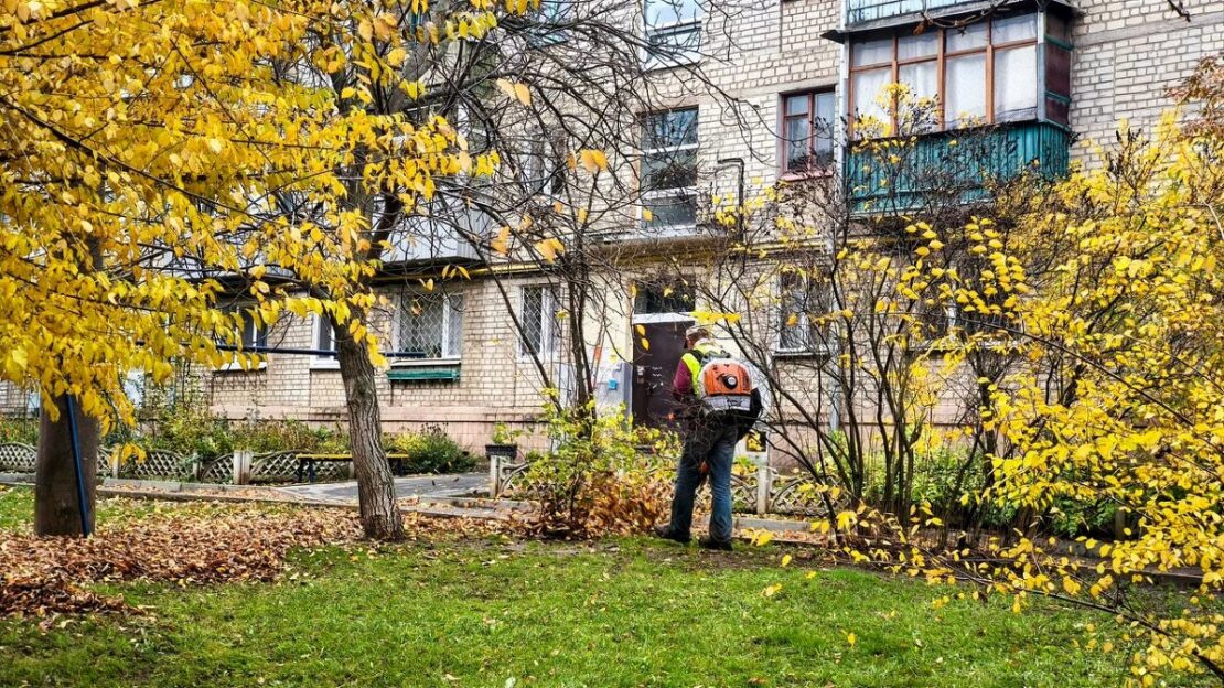 У Харкові триває осіннє прибирання (фото)