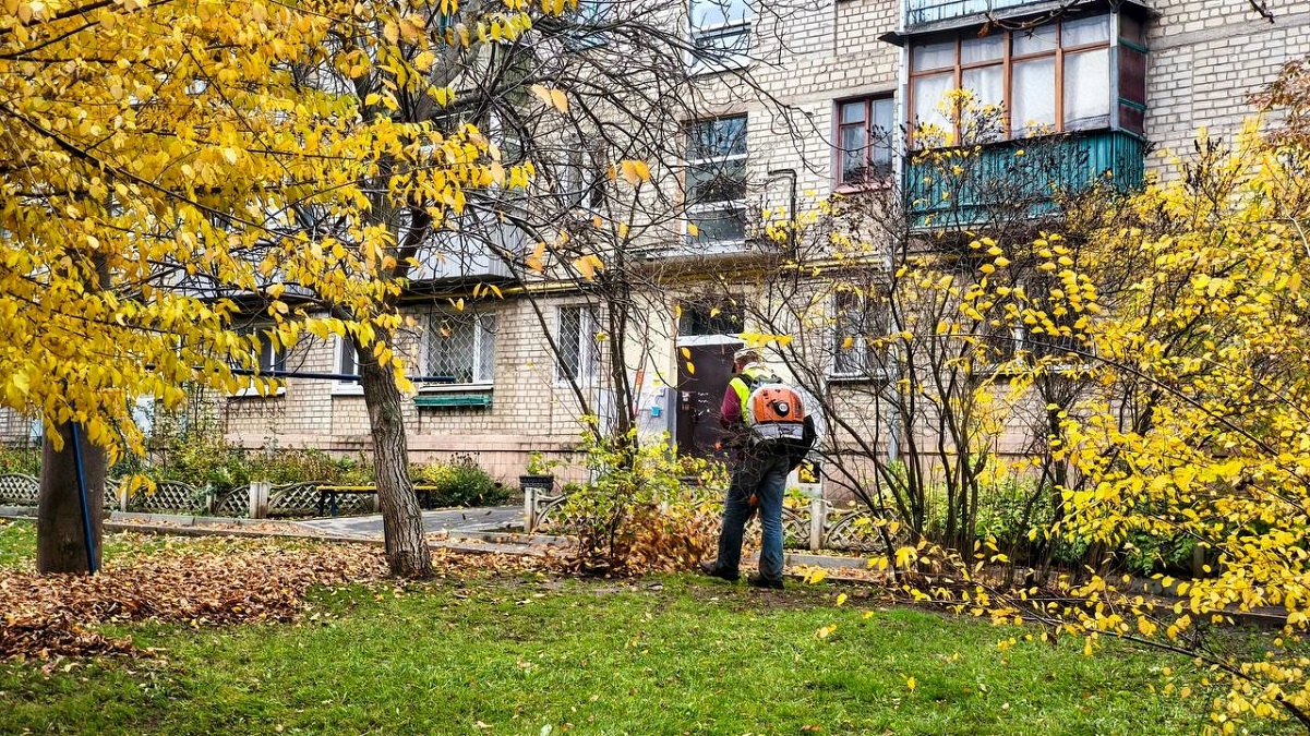 У Харкові триває осіннє прибирання (фото)