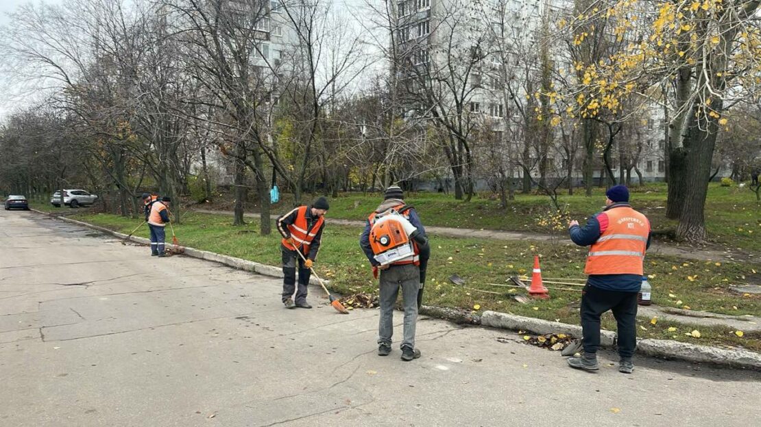 У Харкові триває осіннє прибирання (фото)