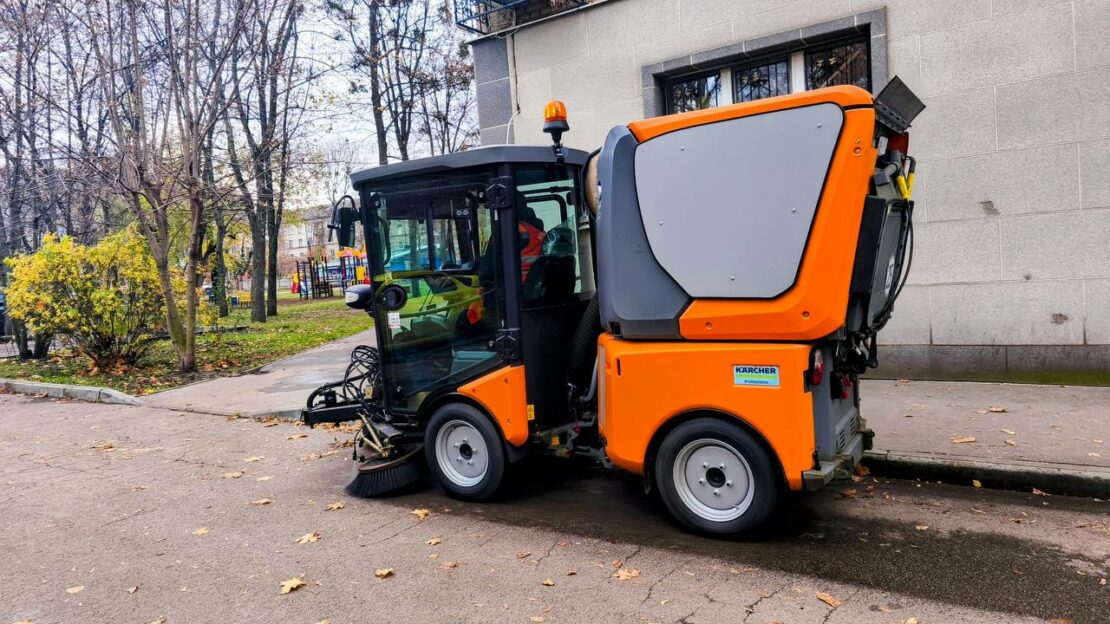 У Харкові триває осіннє прибирання (фото)