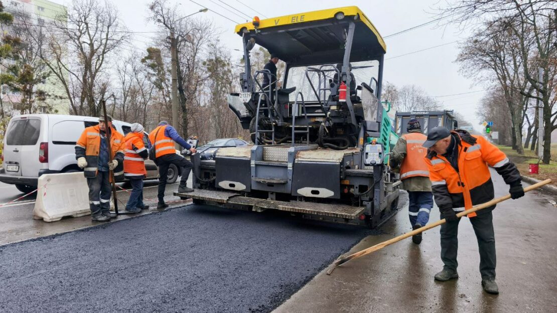 На проспекті Героїв Харкова відновили покриття