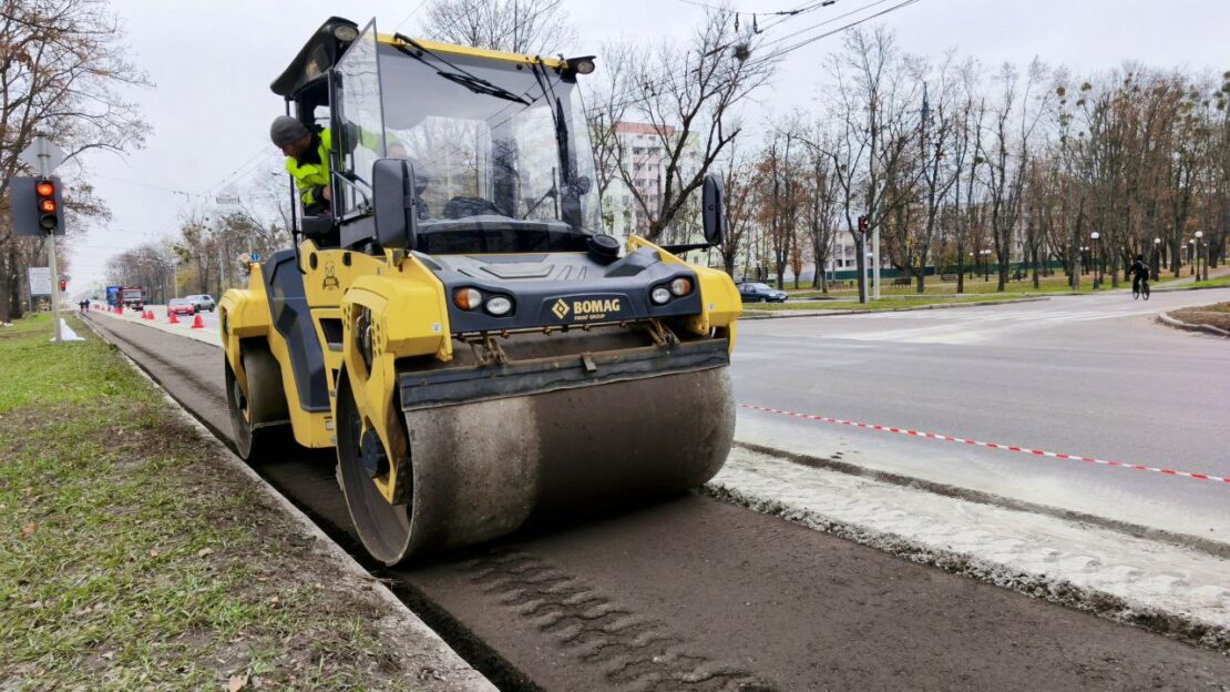 На проспекті Героїв Харкова відновили покриття