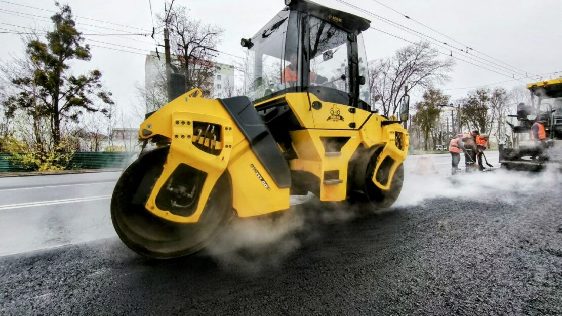 На проспекті Героїв Харкова відновили покриття