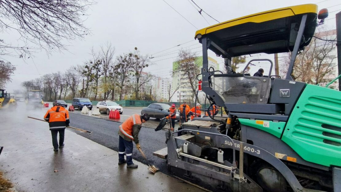 На проспекті Героїв Харкова відновили покриття