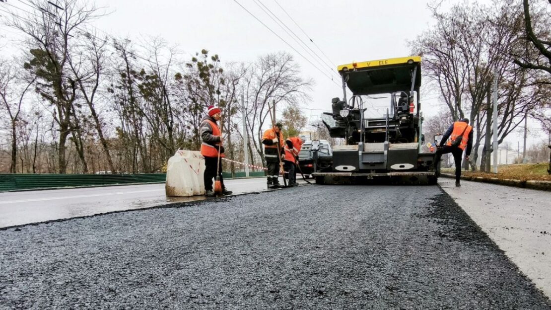 На проспекті Героїв Харкова відновили покриття