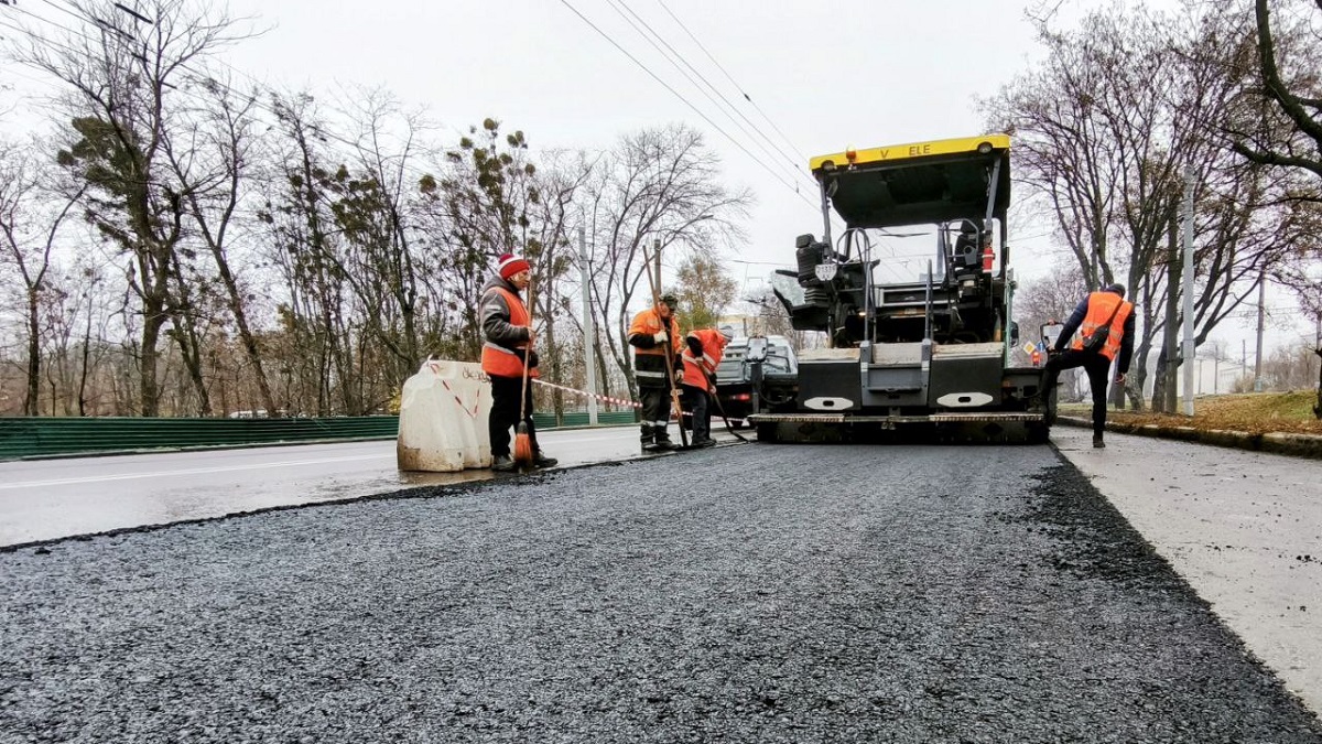 На проспекті Героїв Харкова відновили покриття
