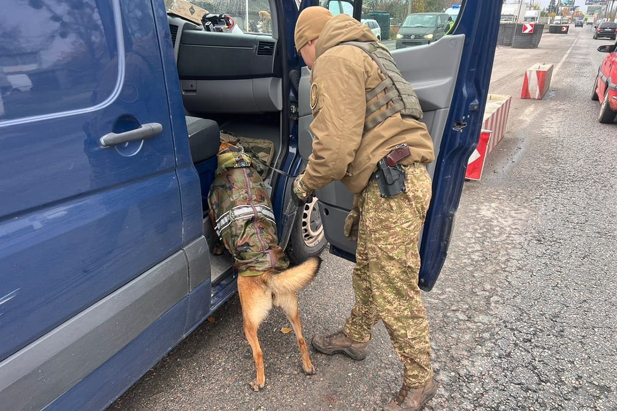 Слобожанські нацгвардійці викрили іноземця у контрабанді зброї