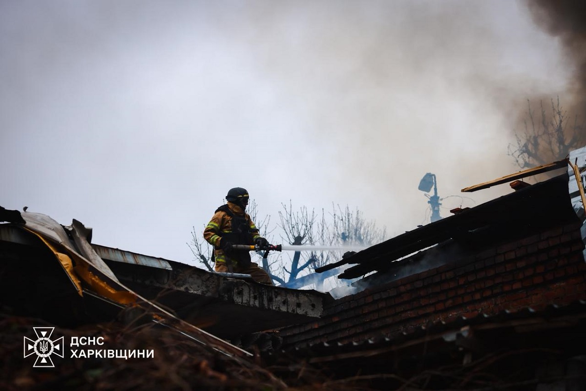 Рятувальники та комунальники ліквідовують наслідки ворожої атаки