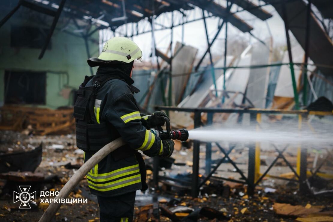 Рятувальники та комунальники ліквідовують наслідки ворожої атаки 