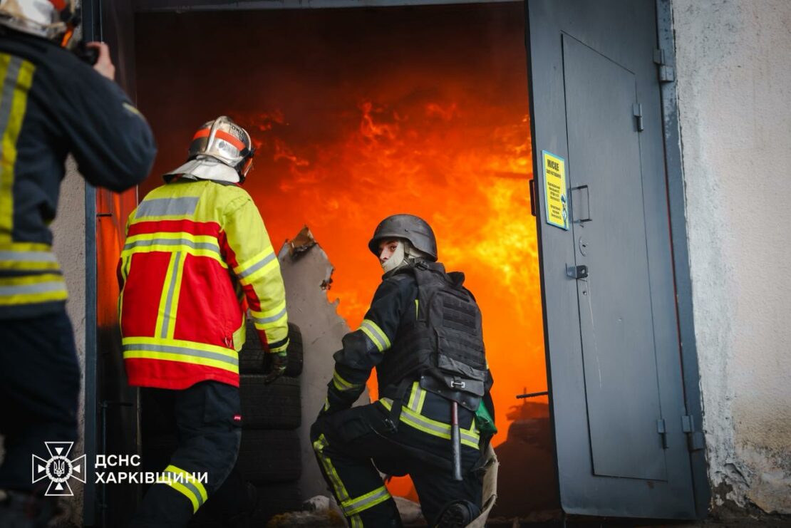 Рятувальники та комунальники ліквідовують наслідки ворожої атаки 