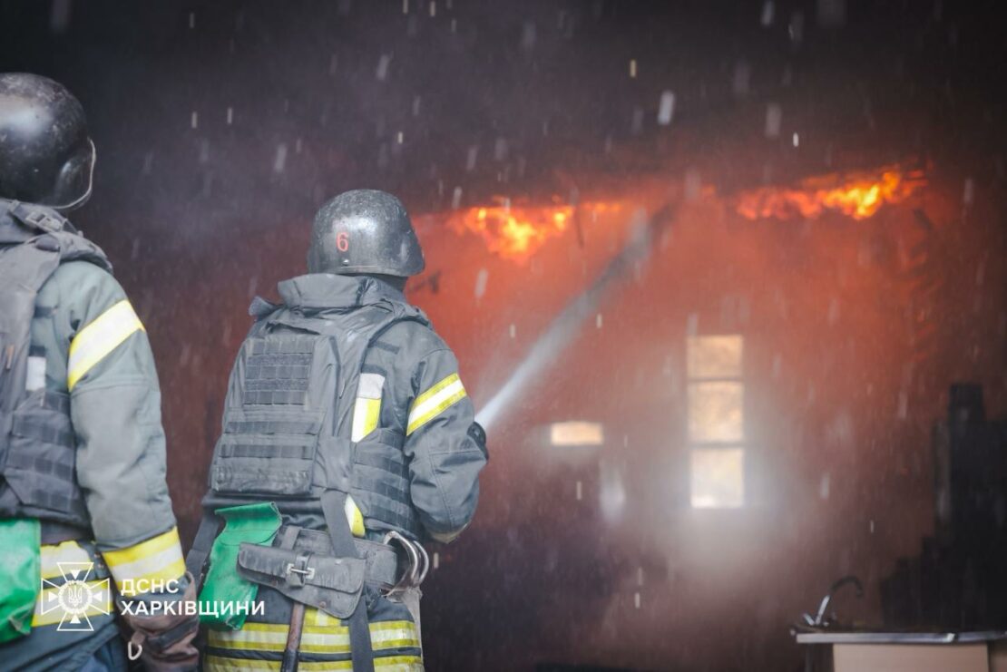 Рятувальники та комунальники ліквідовують наслідки ворожої атаки 