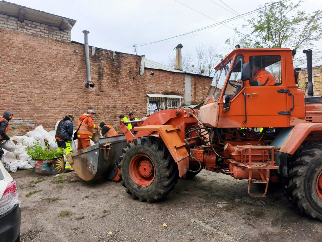 Рятувальники та комунальники ліквідовують наслідки ворожої атаки 