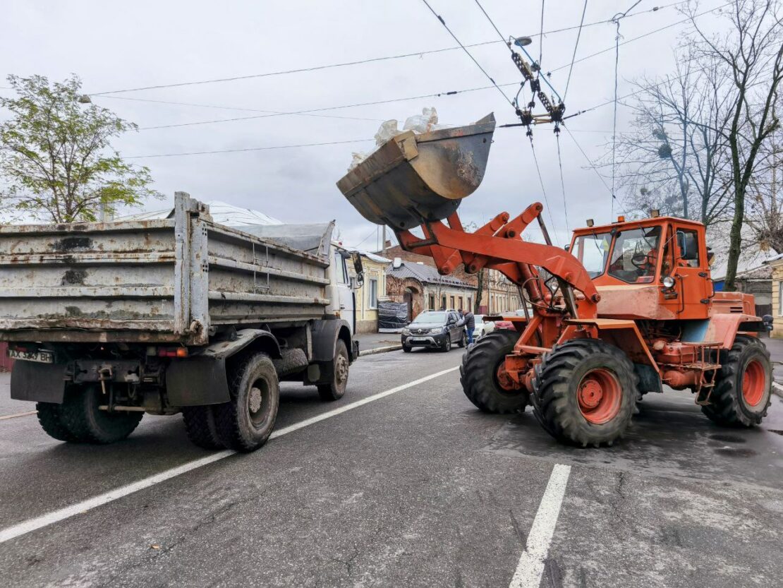 Рятувальники та комунальники ліквідовують наслідки ворожої атаки 