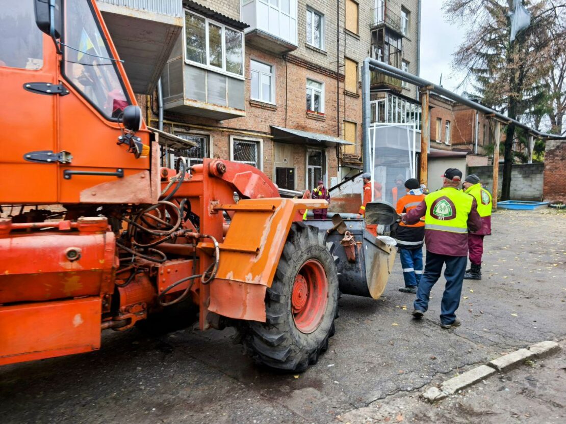 Рятувальники та комунальники ліквідовують наслідки ворожої атаки 