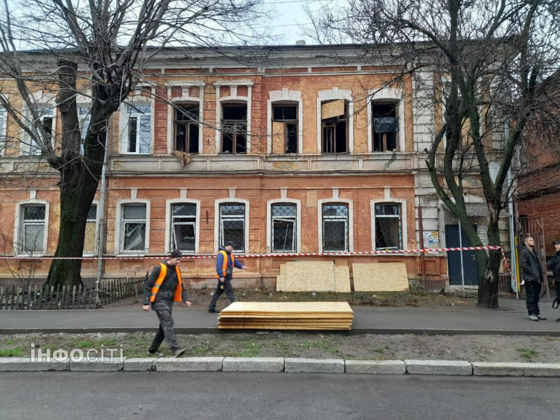Ворог вдарив безпілотниками по Холодногірському району: як виглядає місце прильотів (фото)