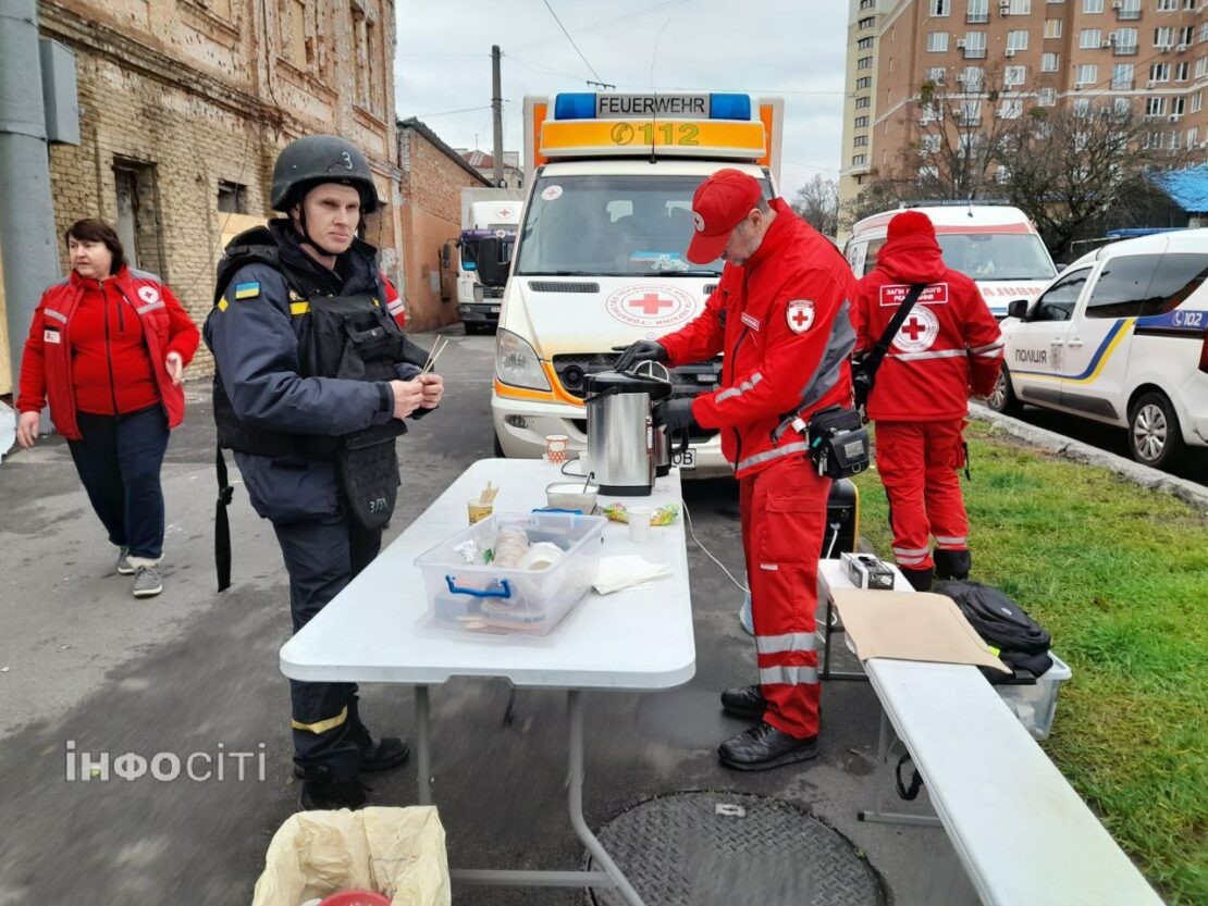 Ворог вдарив безпілотниками по Холодногірському району: як виглядає місце прильотів (фото)