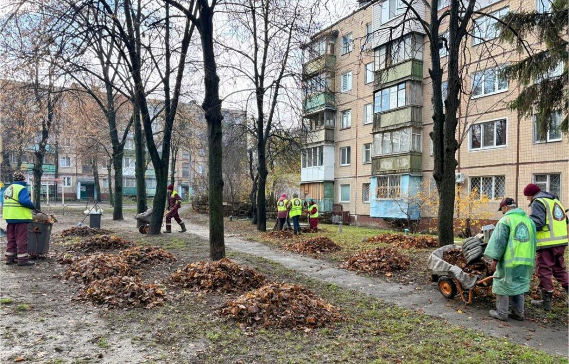 У Харкові комунальники наводять лад у дворах, на дорогах і зелених зонах