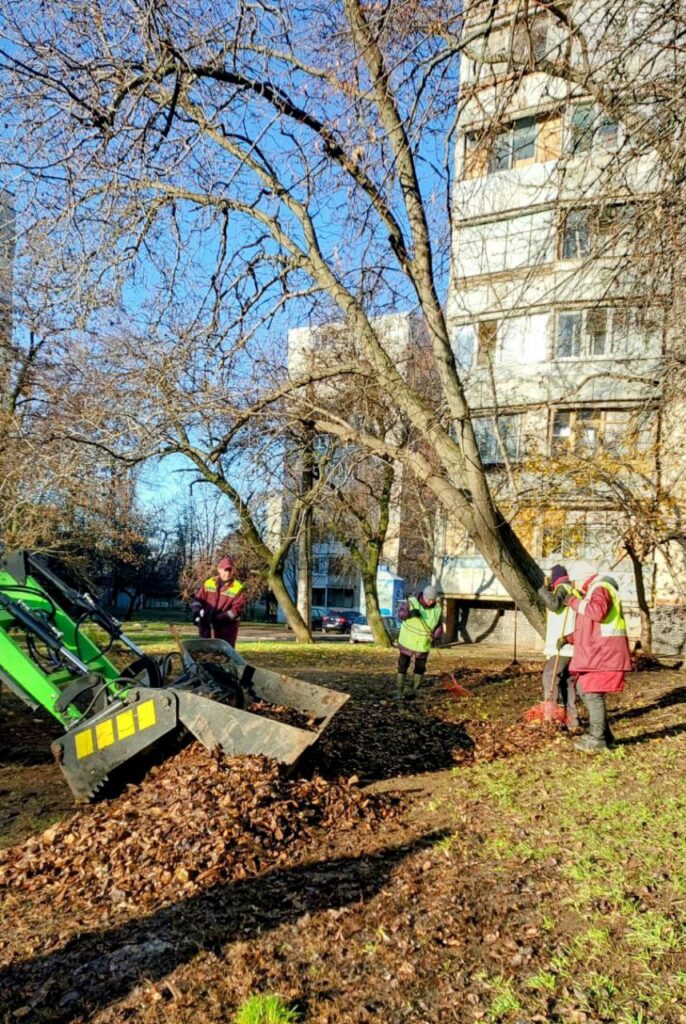 У Харкові комунальники наводять лад у дворах, на дорогах і зелених зонах