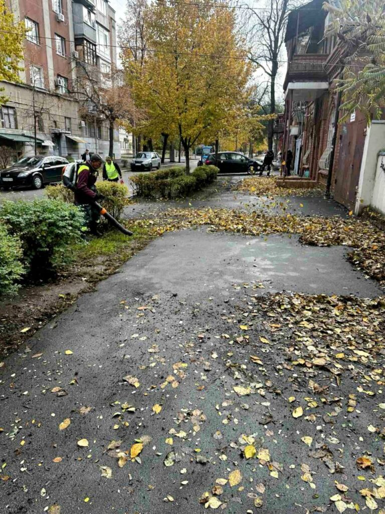 У Харкові комунальники наводять лад у дворах, на дорогах і зелених зонах