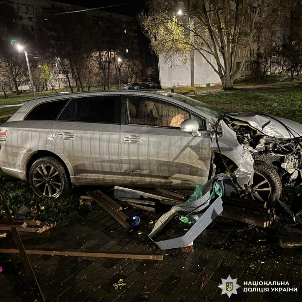 У Харкові авто залетіло на дитячий майданчик, є постраждалі