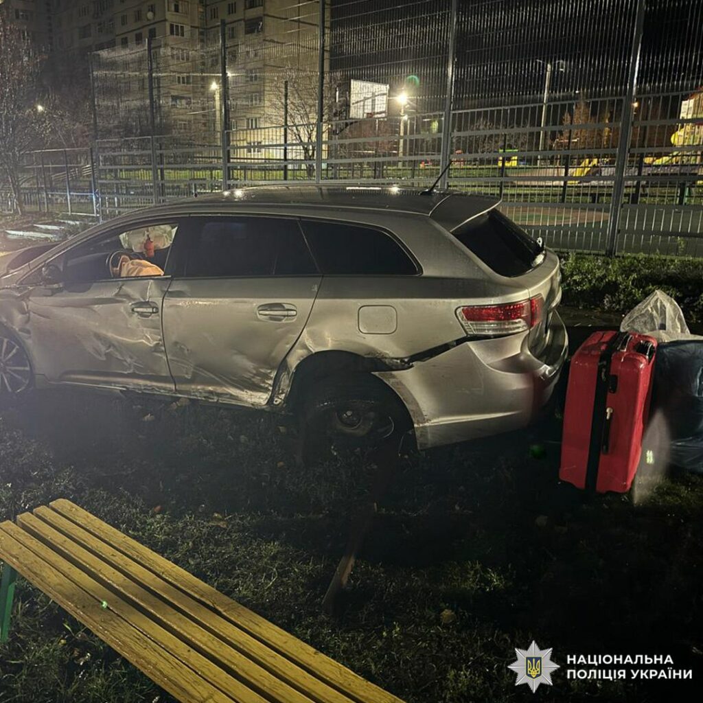 У Харкові авто залетіло на дитячий майданчик, є постраждалі