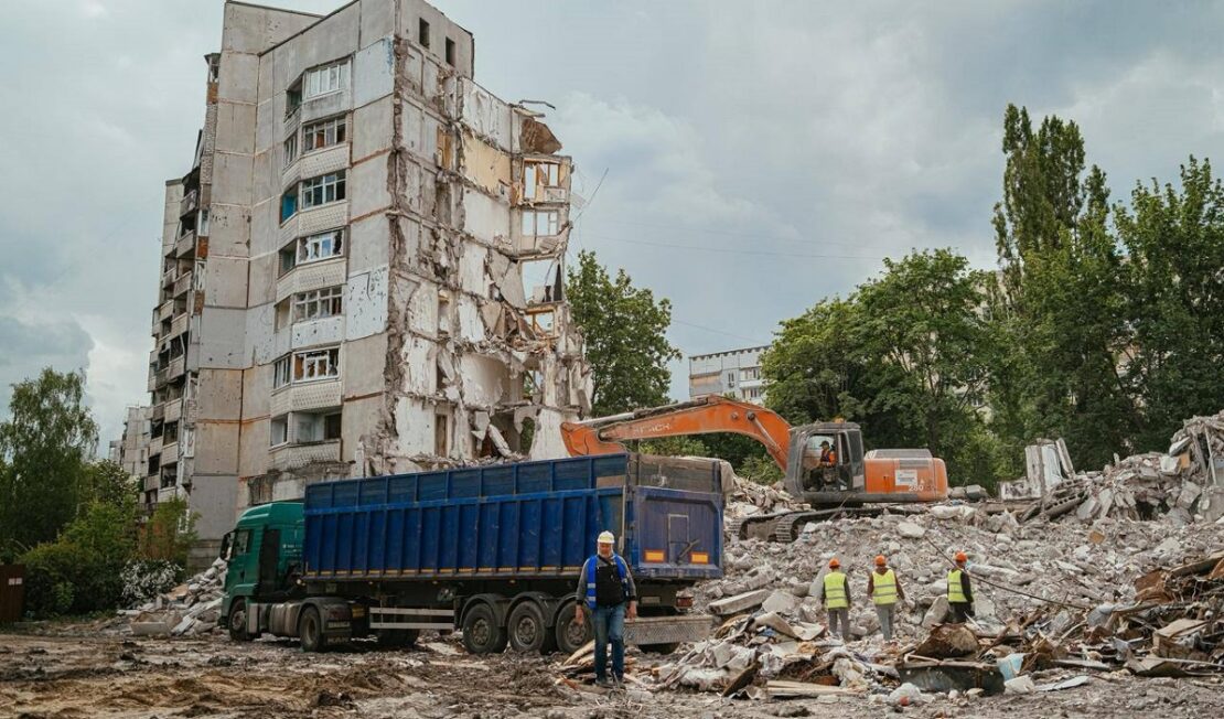 ПРООН допомагає Харкову демонтувати зруйновані обстрілами будівлі