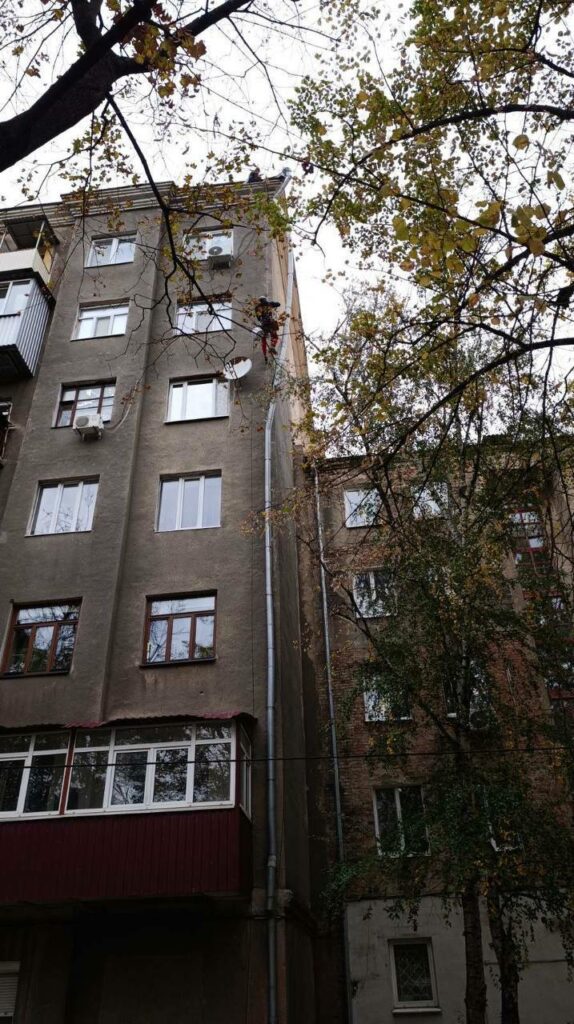 У Харкові ремонтують дахи та закривають контури 